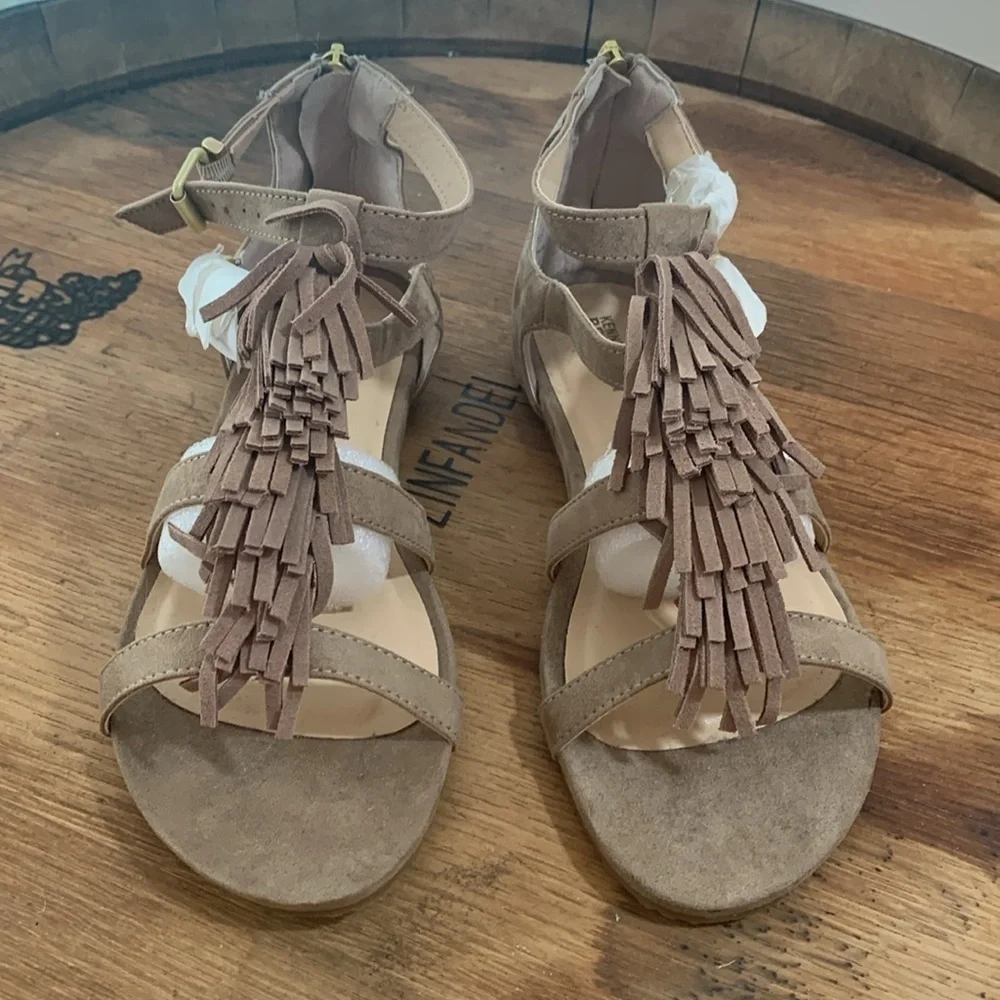 Kenneth Cole Reaction | NWOB Audra Struck Sand Fringe T-Strap Sandal 6